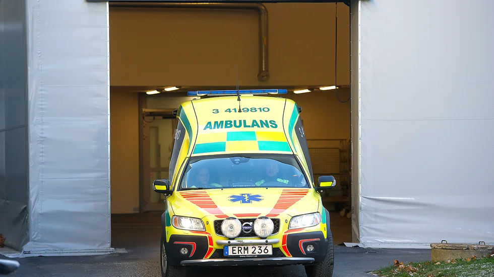 Ambulans fick rycka ut vid två arbetsplatsolyckor i Eskilstuna på torsdagen. Bilden är tagen i ett annat sammanhang.