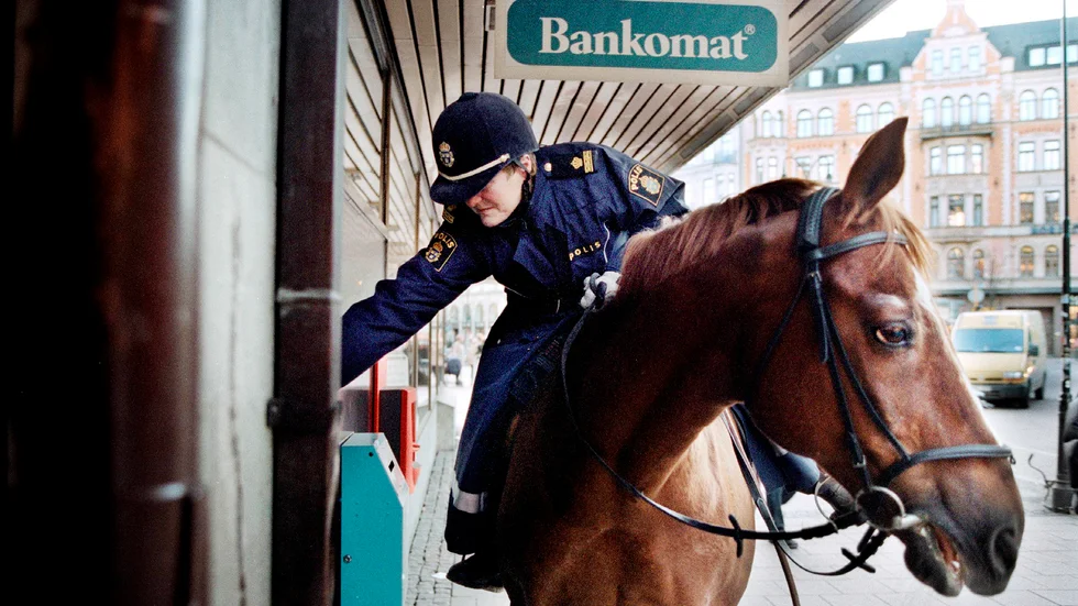 Bankomaterna borde förstatligas så att kontanthanteringen garanteras, menar skribenten.