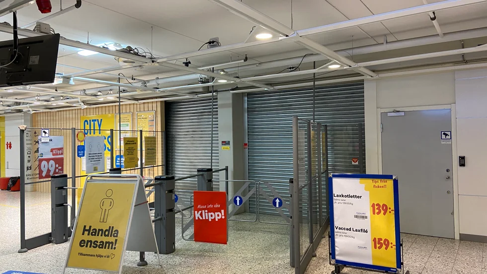 Bolandcity stängde kl 18.30, på grund av röken från storbranden på skrotcentralen.
