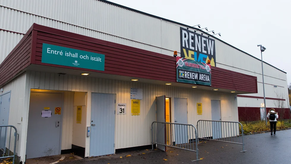 Renew Arena i Väsby är just nu stängd på grund av hot mot personalen som jobbar i arenan. Fredagens match mellan Väsby och Almtuna kan nu komma att spelas i Uppsala.