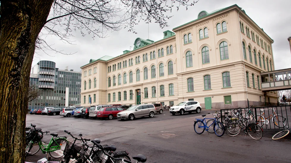 En anställd på Ellen Keyskolan har avlidit efter att ha insjuknat i covid-19. 