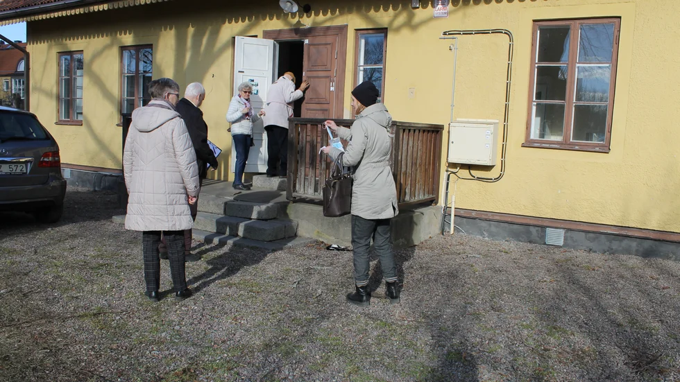 Styrelsen i Norrköpings skolmuseums stödförening på studiebesök i Lilla Holmstadskolan, tillsammans med Åsa-Karin Svensson, enhetschef vid kultur- och fritidskontoret.