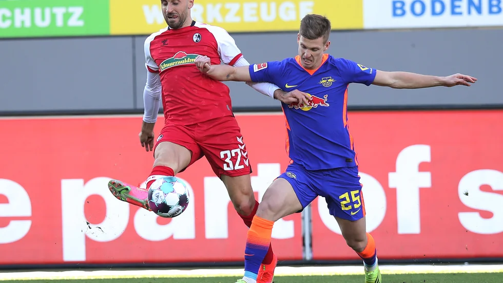 Freiburgs Vincenzo Grifo i kamp om bollen med Leipzigs Dani Olmo.