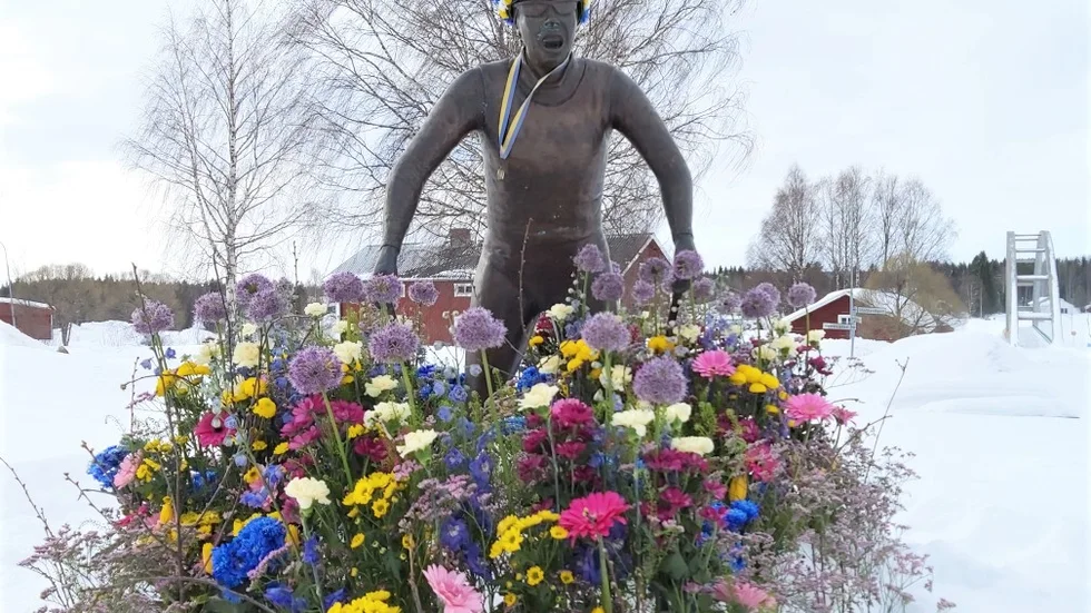 Precis som under de fyra senaste åren ser Interflora till att smycka statyn i Tärendö som föreställer byns stora namn, Charlotte Kalla, med blommor en dag som denna. Carina Brandt, som arbetar på Interflora i Gällivare, ligger bakom det vackra arrangemanget.