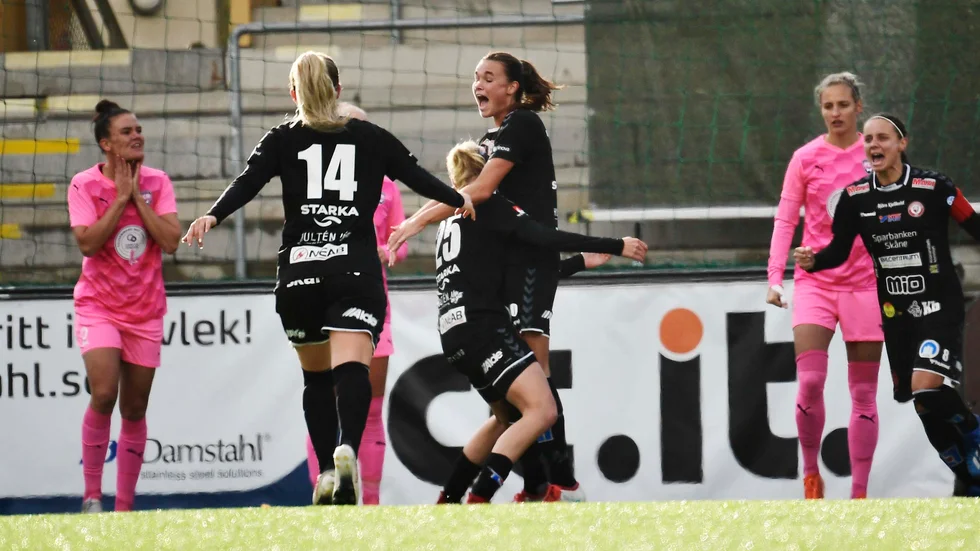 Kristianstad jublar efter att Anna Welin satt 2–0 borta mot Göteborg. Ett mål som avgjorde matchen på Malmö IP när gästerna vann med 2–1.