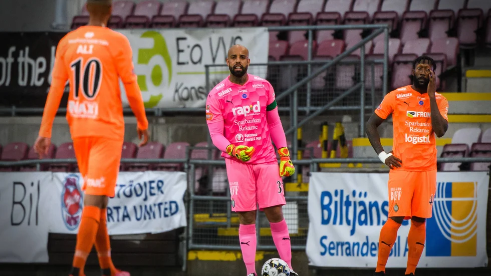 AFC-målvakten Joshua Wicks och mittbacken Abdel Diarra (till höger) blev båda skadade och tvingades utgå under måndagens hemmamatch mot Örgryte.