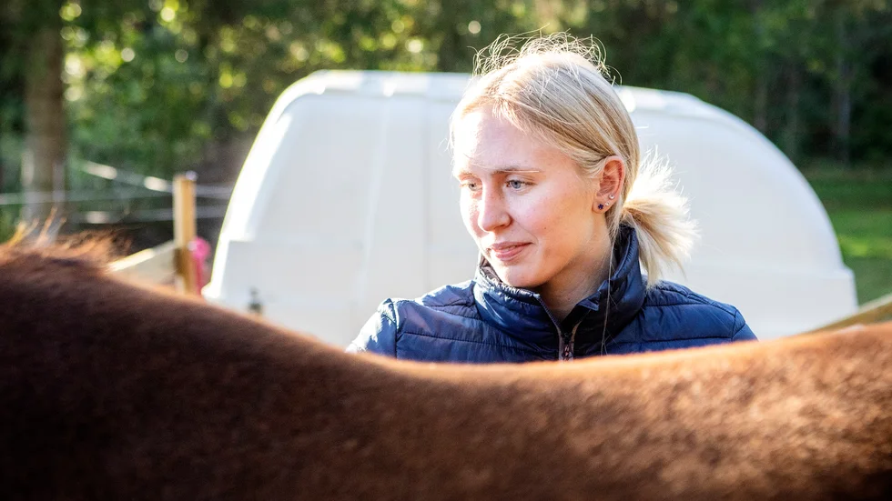 När Moa Örevik är tillsammans med hästarna Queen of Clay och Fenja kan hon koppla bort tankarna på friidrott.