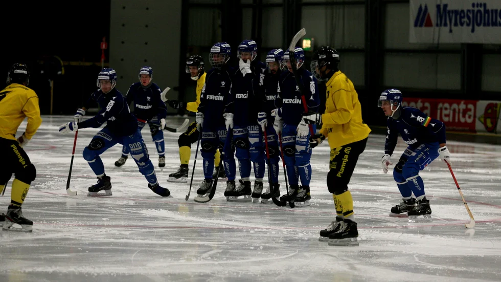 Vetlanda BK står uppställt för frislag och IFK Motala försvarar sig. Det kan bli mer skytte i IFK Motala i vinter, vilket Jens Bollius gillar.