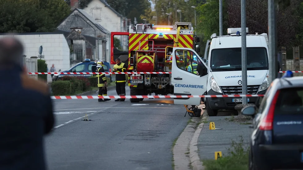 Franska gendarmeriet arbetar i centrala Loches i Centre-Val de Loire, där ett ultralätt flygplan störtat efter att ha kolliderat i luften med ett turistflygplan.