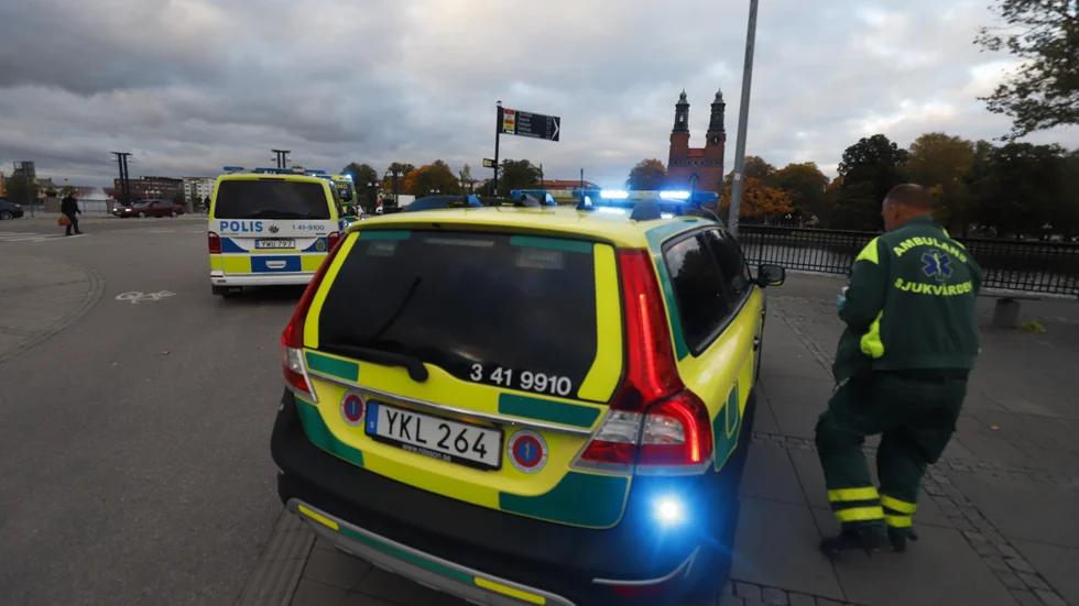 En kvinna ska ha utsatts för misshandel på Hamngatan i Eskilstuna och togs om hand av ambulans.