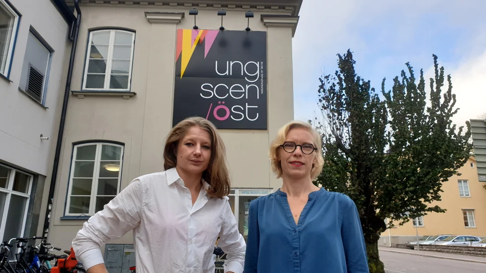 Emma Palmkvist (till vänster) har skrivit Ung scen/östs nya pjäs "Maskineri". AnnaLina Hertzberg, konstnärlig ledare för Ung scen/öst, regisserar. 