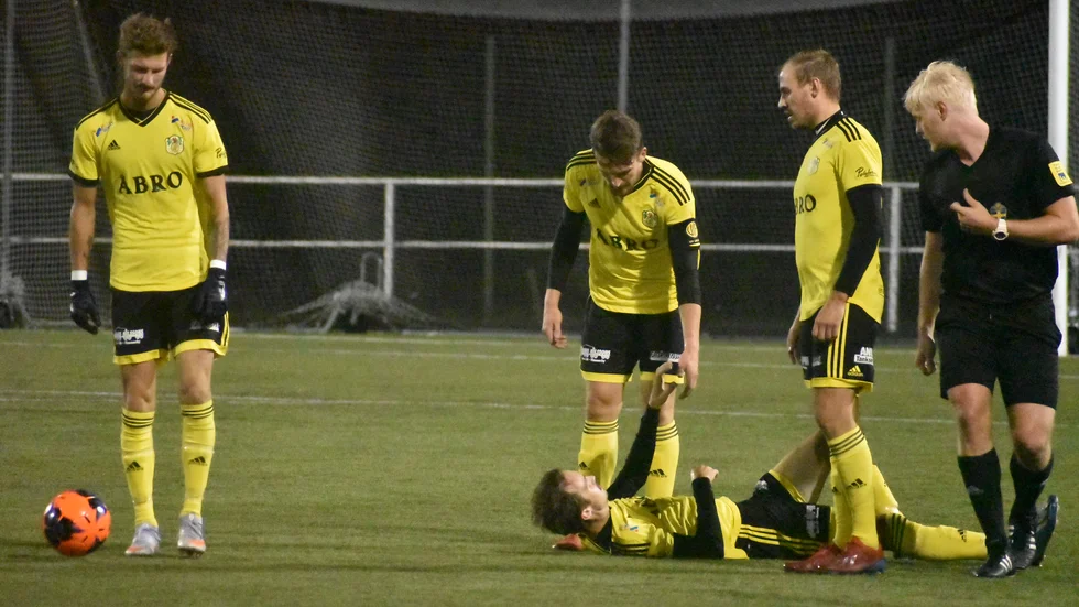 VIF-backen Ludwig Strömbom, till höger, uppvaktas återigen av division 3-klubben Högsby.