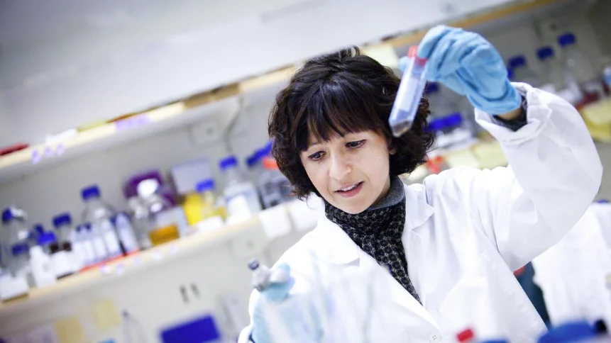 Emmanuelle Charpentier i sitt laboratorium på Umeå universitet 2014.