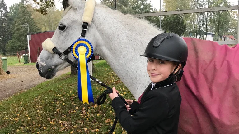 12-åriga Selma Basic vann direkt när hon satt upp på Sunny Sunday och startade i sin allra första dressyrtävling.