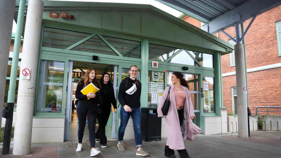 Det är andra veckan för studenterna Frida Söderlund Lickander, Tilde Lindell, Leonard Ronge och Clarissa O'Reilly på den treåriga utbildningen till sjuksköterska på Campus Gotland.