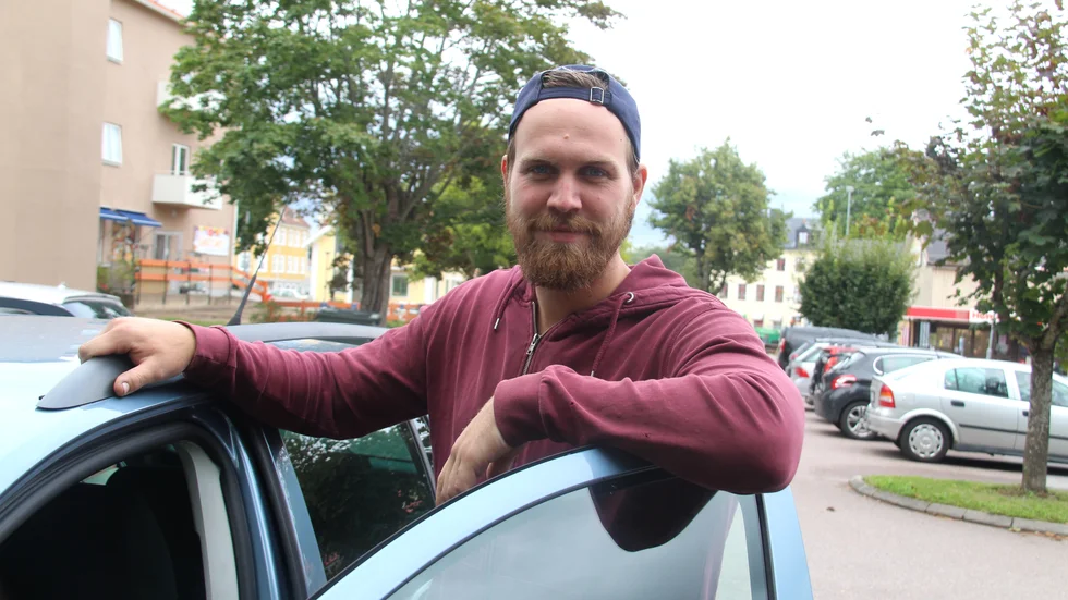 Mekanikern Viktor Djerf har startat en enskild firma, bland annat för att kunna genomföra olika typer av reparationer vid industrierina i kommunen.