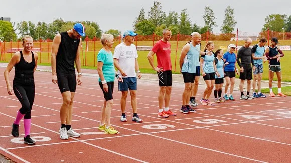 LK Nyköpings Runners löpare inför start o hällande regn.