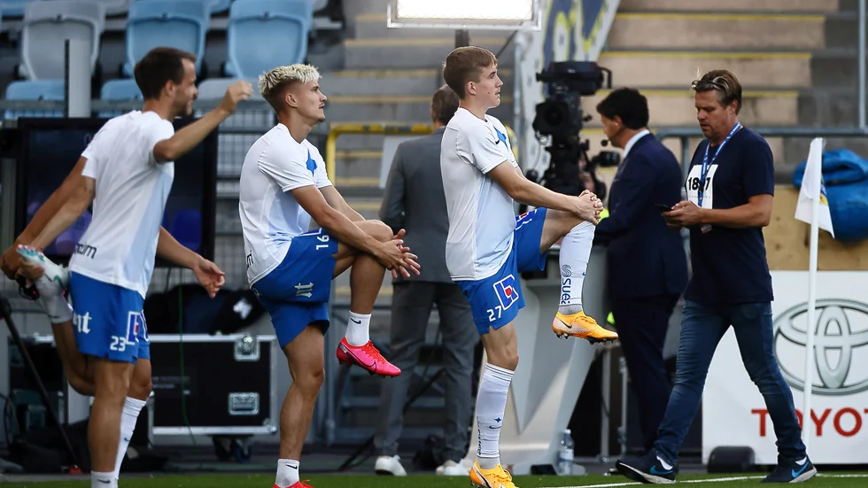 Pontus Almqvist med Isak Bergmann Jóhannesson. Ikväll möts de båda på Víkingsvöllur. 