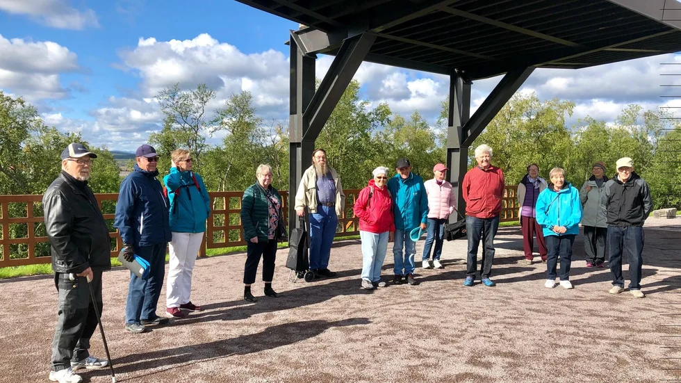 SPF Seniorerna i Kiruna samlades för utomhusaktiviteter. Här under skärmtaket från gamla stadshuset.
