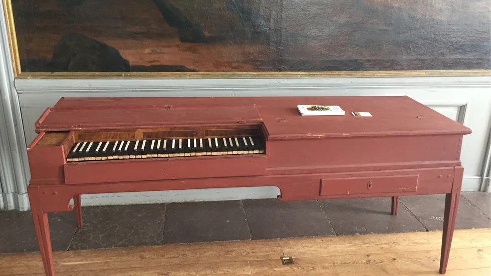Klarvikordet hör till Klaverens hus i Lövstabruk men står nu på Salsta slott. Instrumentet byggdes av Gottlieb Rosenau 1778.