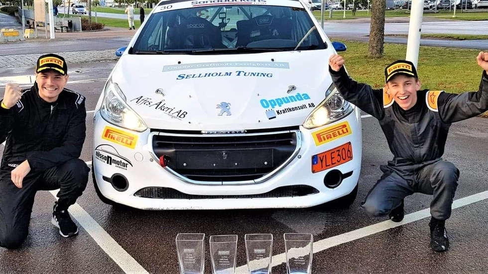 Emil Nilsson co-driver från SMK Arboga och Joakim Ellner Landberg SMK Södermanland, segrande duon i JSM och den otrimmade tvåhjulsdrivna klassen.