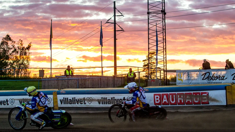 När solen sänkte sig över Gislaved så hade Lejonen redan sänkt Piraterna. Här är et Jonas Davidsson och Rasmus Broberg som hamnat efter i kvällens nionde heat.Efter det ledde Lejonen med hela 16 poäng.