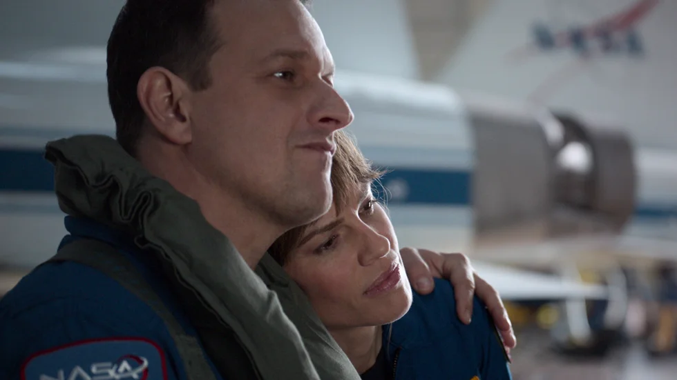 Josh Charles och Hilary Swank i rymdserien "Away". Pressbild.