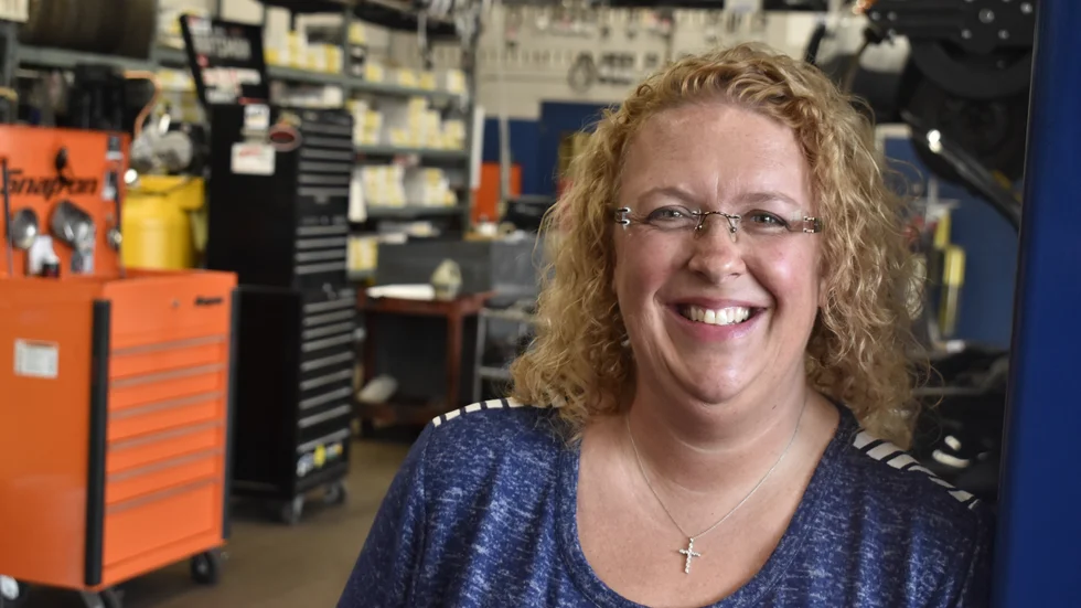 Erin Decker, ordförande i det lokala republikanska partiet i staden Kenosha i Wisconsin. Decker är även ledamot av styrelsen för länet Kenosha County samt driver en bilverkstad tillsammans med sin man.