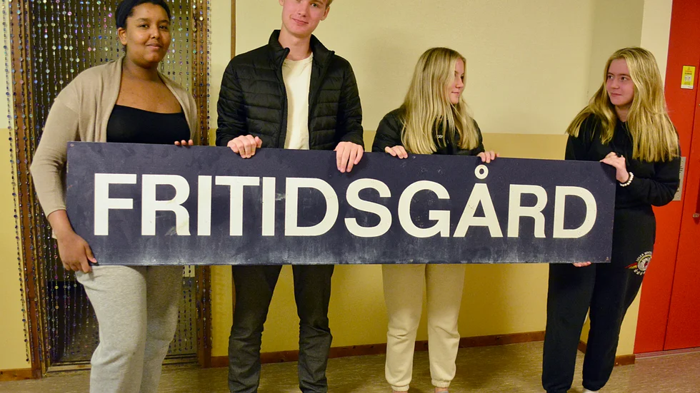 Lilly Tesfaldet, Kasper Wikström, Sara Wikström och Tova Laine med skylten från den gamla fritidsgården. Nu hoppas de kunna sätta upp den igen.