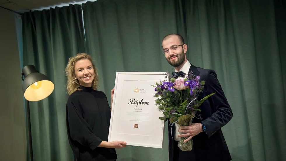 Frank Hedenström har utsetts till Årets UF-ambassadör. Priset delades ut av Carolina Heimdahl, regionchef Ung företagsamhet.