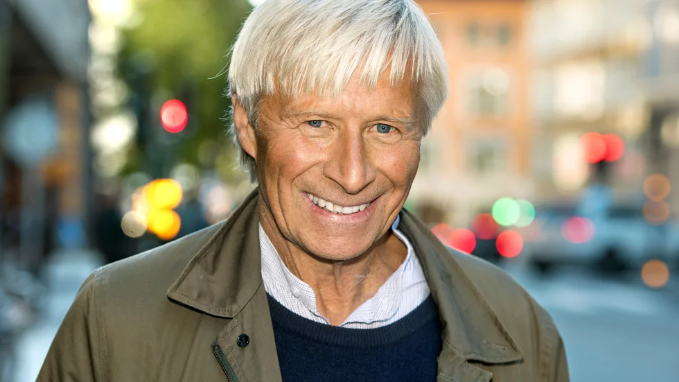 Friskis och Svettis-grundaren och den tidigare Mariefredsbon Johan Holmsäter sägs upp som regeringens särskilda utredare redan efter fem månader.