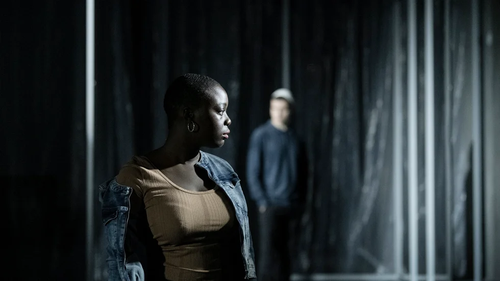 Doreen Ndagire och Nemanja Stojanović i Backa Teaters storsatsning "Nationen". Pressbild.