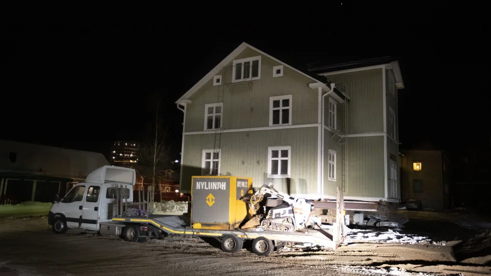 Fastighetsägaren Jörgen Lindström hade förberett husflytten i god tid. Nu ersätts han av det holländska företaget Mammoet för fördröjningen.