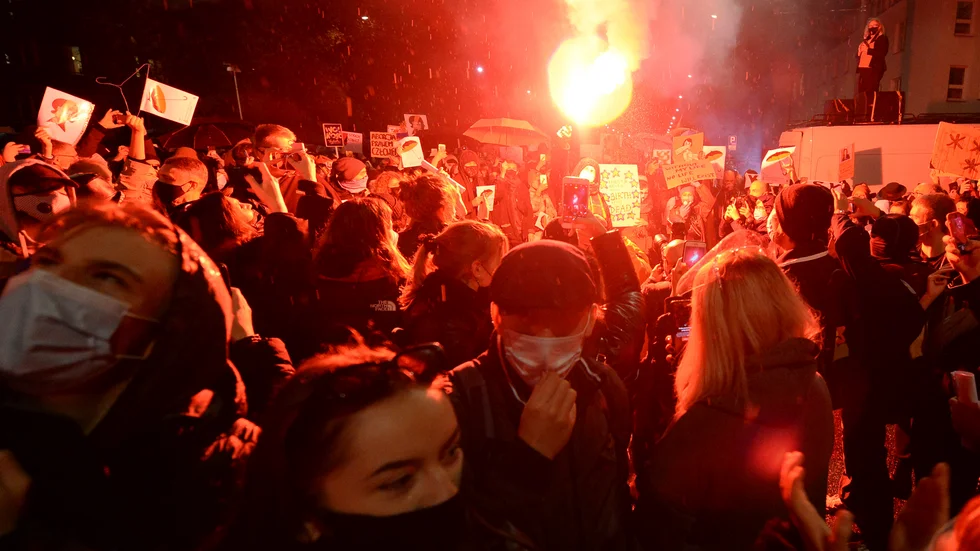 Många demonstranter samlades utanför Jaroslaw Kaczynskis bostad i Warszawa.