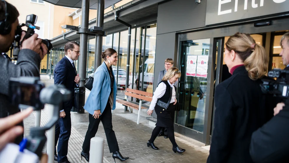 Landshövding Beatrice Ask tog emot kronprinsessan Victoria och prins Daniel utanför Kullbergska sjukhusets entré. På plats fanns också ett stort medieuppbåd.