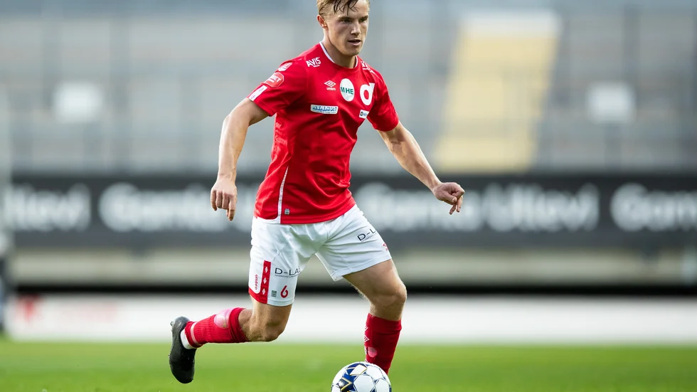 Jacob Ortmark byter rödvitt mot blåsvart. 