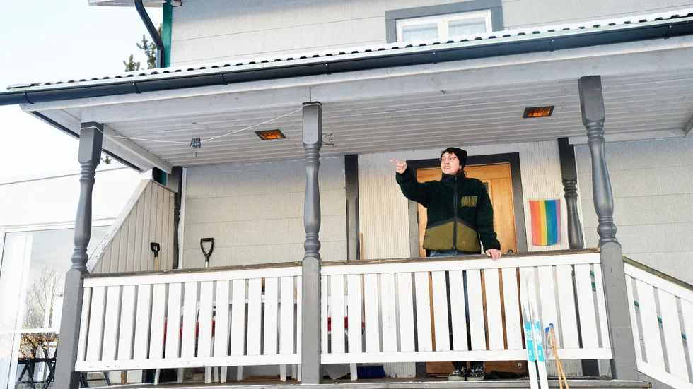 Mitt i Ullbergsträsk står ett grått hus, som tillhör Sandor Lindströms familj. Där spenderar han mycket tid, när han inte är i sitt hus i Jörn. Vid ytterdörren syns prideflaggan, som skvallrar om en politisk aktivism. 