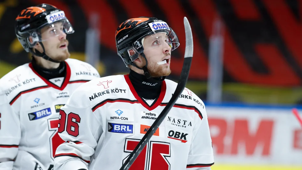Örebroforwarden Emil Larsson stängs av fem matcher för en huvudtackling mot Oskarshamns Oscar Sundh. Arkivbild.