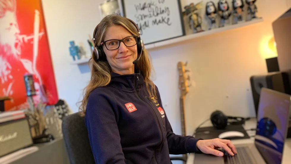 Stina Packalén på hemmakontoret, som delas med Svenska spel-kollegan och sambon Micke Andersson, omvandlas kvällstid till Mickes musikstudio och konstateljé.