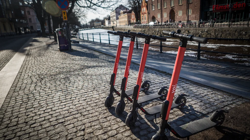 Det är orimligt att företagen bakom elsparkcyklarna kan utnyttja vårt gemensamma gaturum utan att betala för sig.