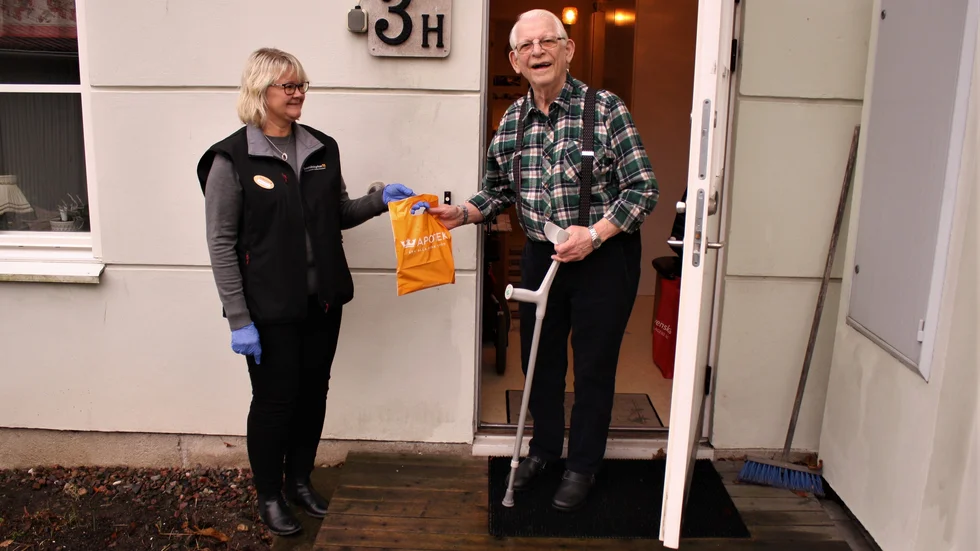 Arne Linder vill undvika trängseln på apoktet i Östhammar och får hjälp av kyrkan med att handla sitt insulin.