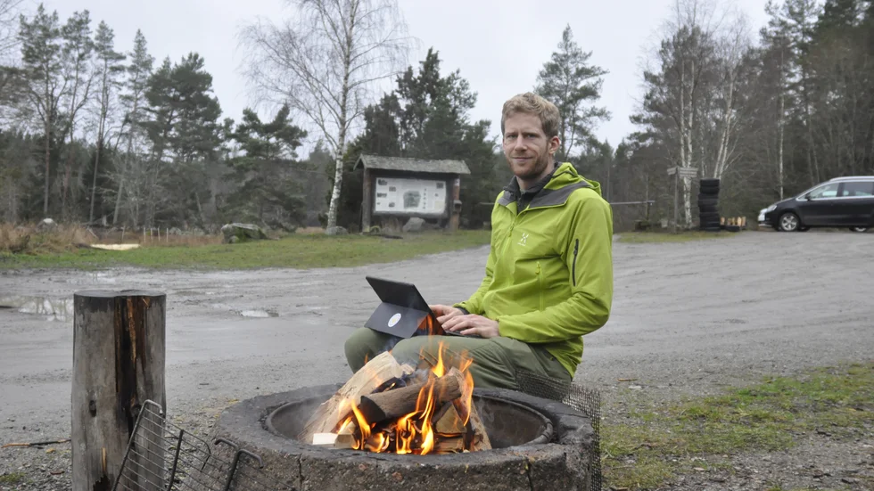 Linus Olofsson brukar byta arbetsmiljö från hemmakontoret till skogen.