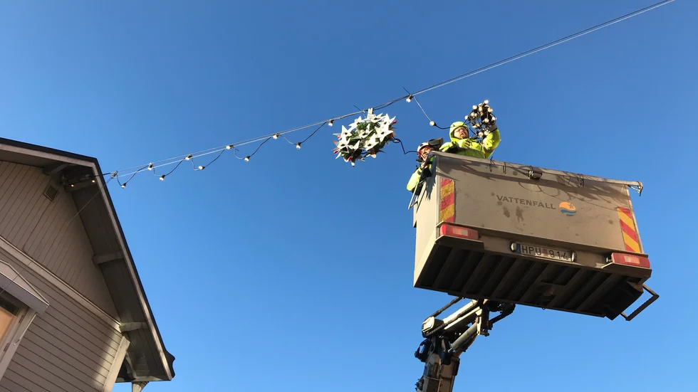 Ali Mousa och Josef Lindom från Vattenfall sätter upp julbelysning i Trosa.