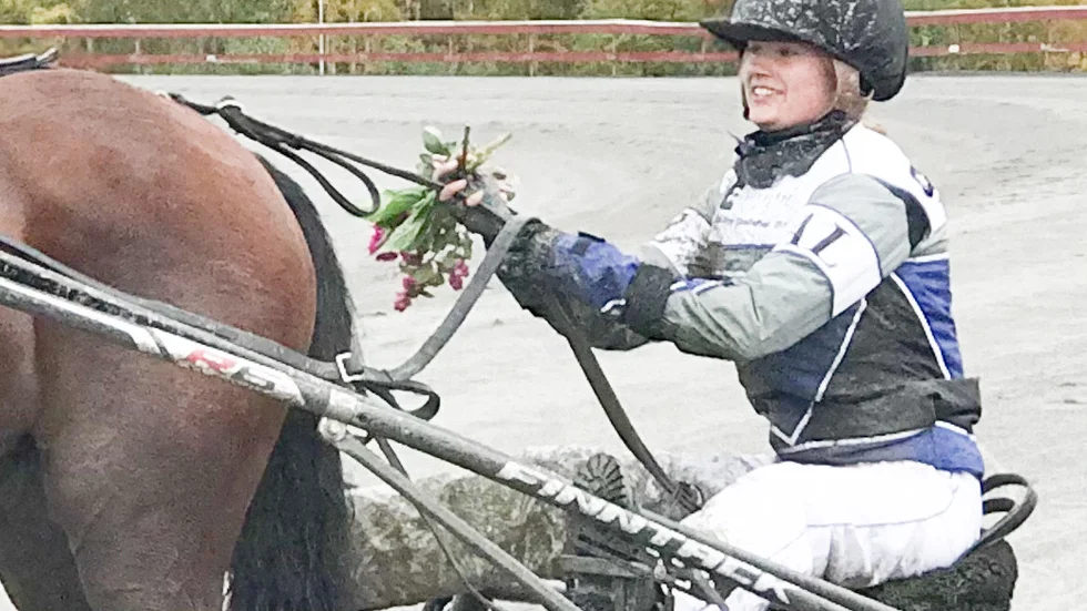 Amalia Larsson tog första segern med Rappjerv sedan fyraåringen köptes från Jan-Olov Perssons stall i slutet av augusti.