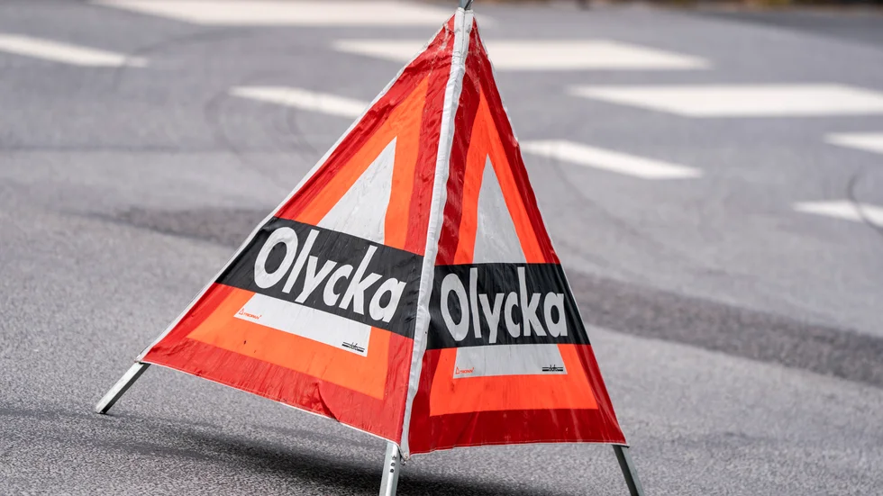 Tre personer har förts till sjukhus efter en kollision mellan en lastbil och en bil vid Marum utanför Skara. Arkivbild.