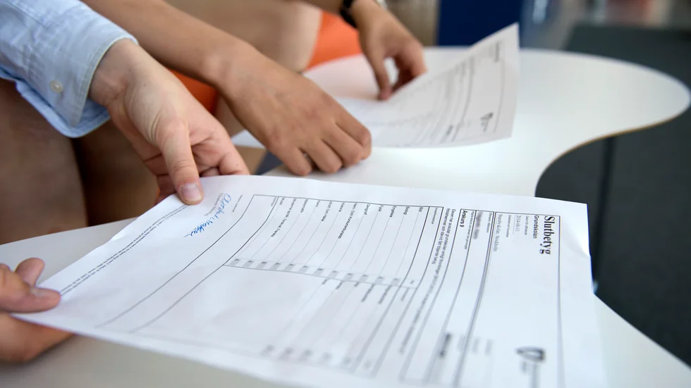 Att färre elever underkänts under pandemin behöver inte betyda att eleverna verkligen presterat bättre, menar ledarskribenten.