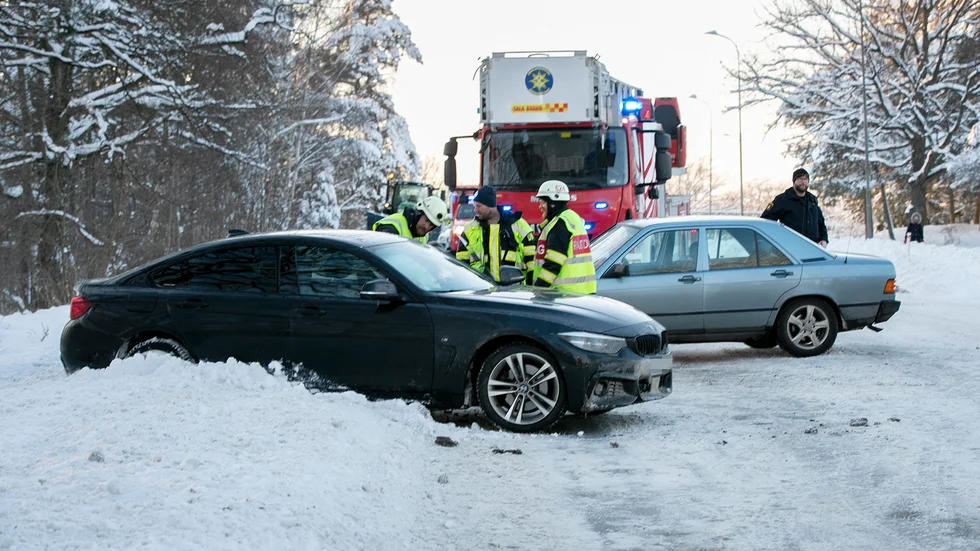 Två personbilar kolliderade på Sundsörsvägen strax innan klockan 15 på onsdagen.