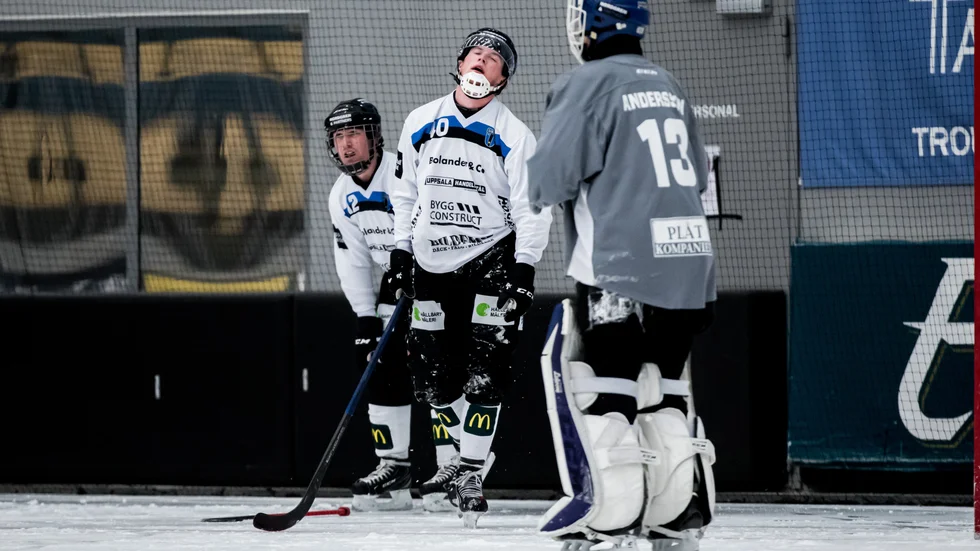 Baklängesmål för Sirius – igen. Här deppar Oscar Qvist (med gallret), liberon Sune Gustafsson och målvakten Anton Andersson. Sirius tappade matchen helt i den första halvleken och Vänersborgshallen är rena skräckarenan för Uppsalalaget.