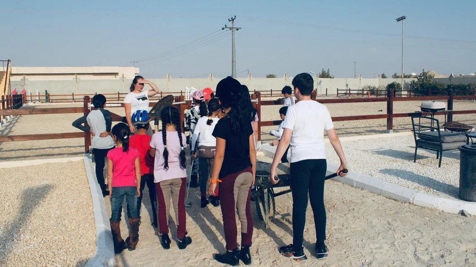 Agnes Bergkvist är ridskolechef på en nystartad ridskola i Saudiarabien. "Det finns inte riktigt någon verksamhet som riktar sig till att lära barn rida. Antingen har man egna hästar, eller så lär man sig inte rida alls. Det finns inget mellanting. Så det här är en satsning på barn och unga", säger hon.