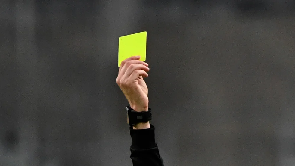 Den fotbollsdomare på elitnivå som av tingsrätten dömdes till fyra och ett halvt års fängelse för bland annat grova bedrägerier överklagar domen till hovrätten. Arkivbild.